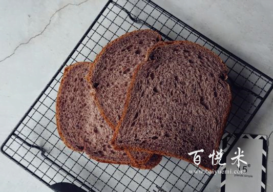 烘焙达人分享的这个配方，不用烤箱也能做出柔软好吃的粗粮面包